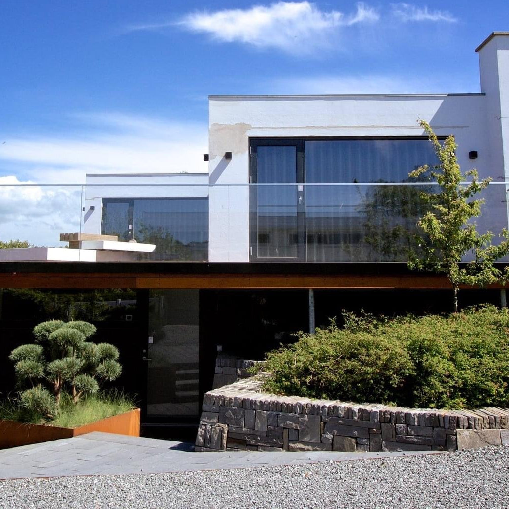 Dark_sandsten_mur i kløvet natursten