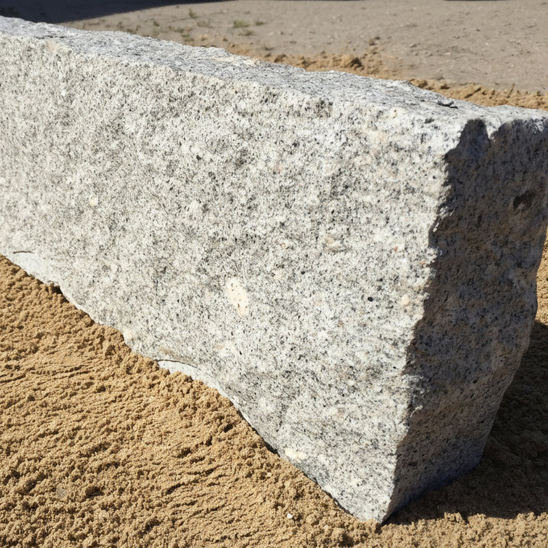 Lys grå granit kantsten i natursten
