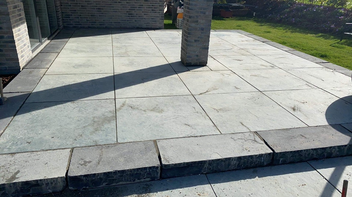 Midnat kalksten trin i natursten om terrasse