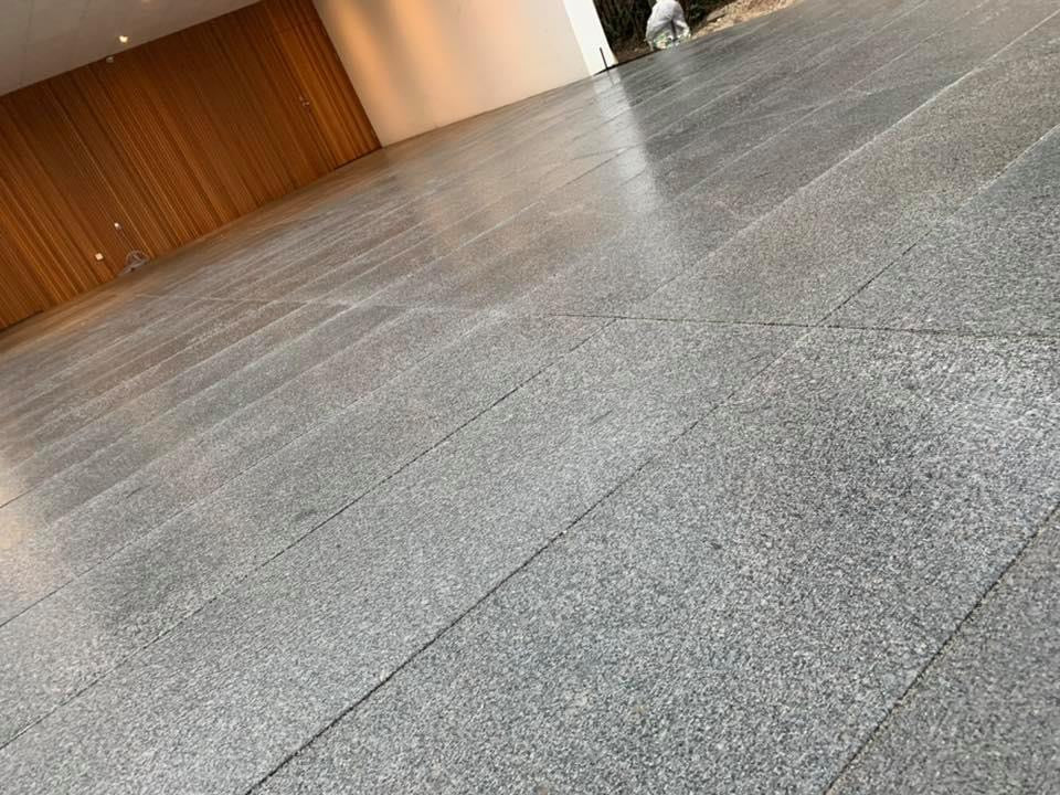 Moesgaard granit i våd lagt som indkørsel i natursten