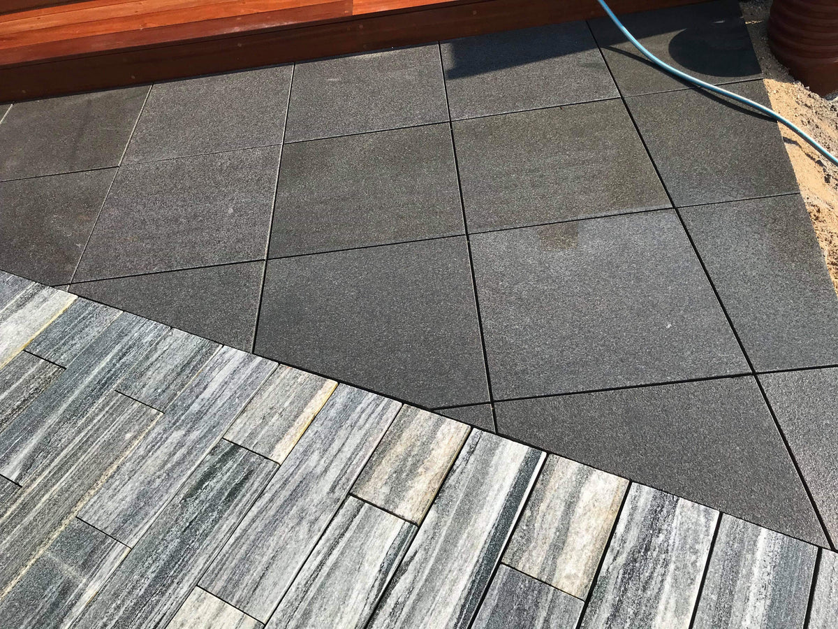 Naturbasalt_og_skogsfjorden_terrasse_naturstens_flise i granit