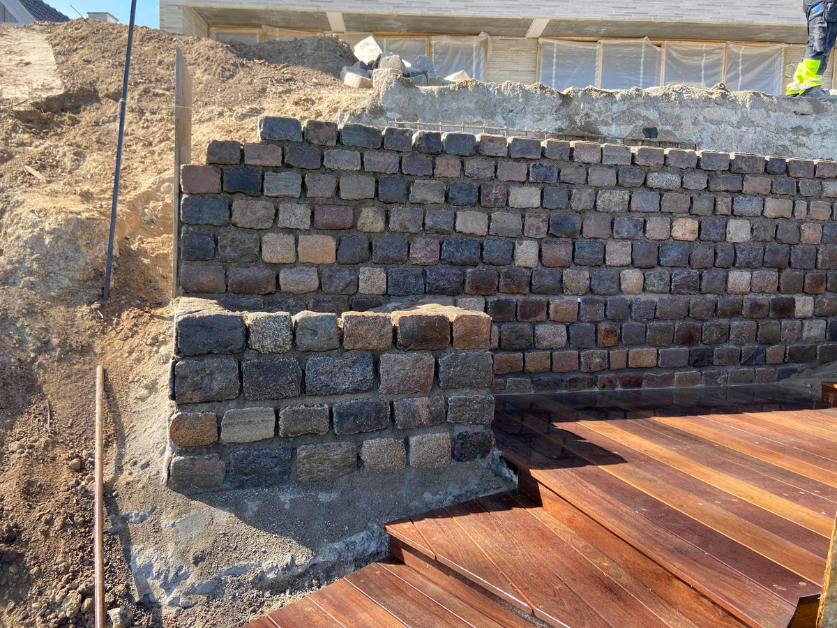 Nordisk_brugt brosten som mur i natursten granit