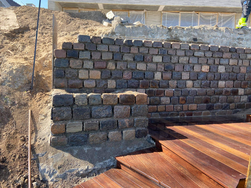 Nordisk_brugt brosten som mur i natursten granit