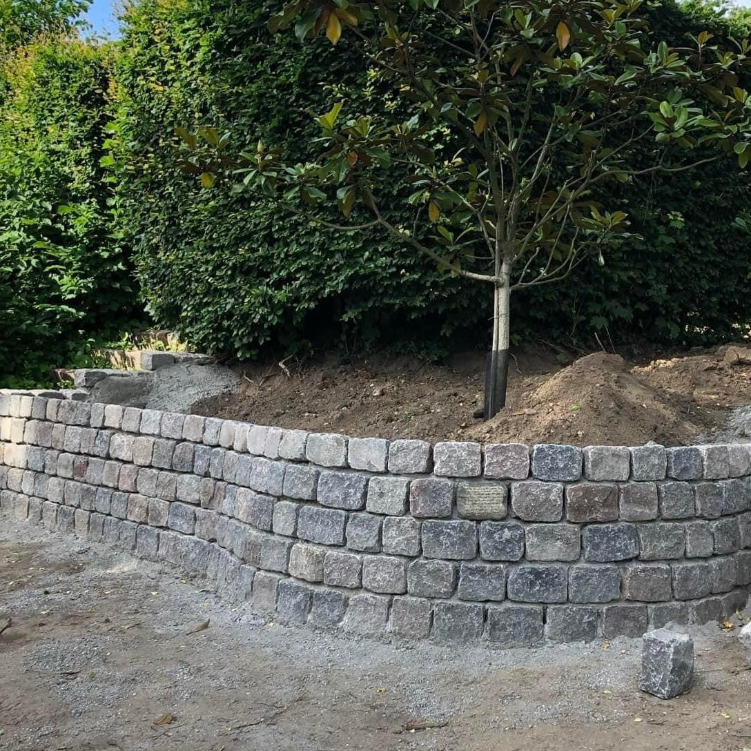 Nordisk_slidt brosten som mur i natursten granit