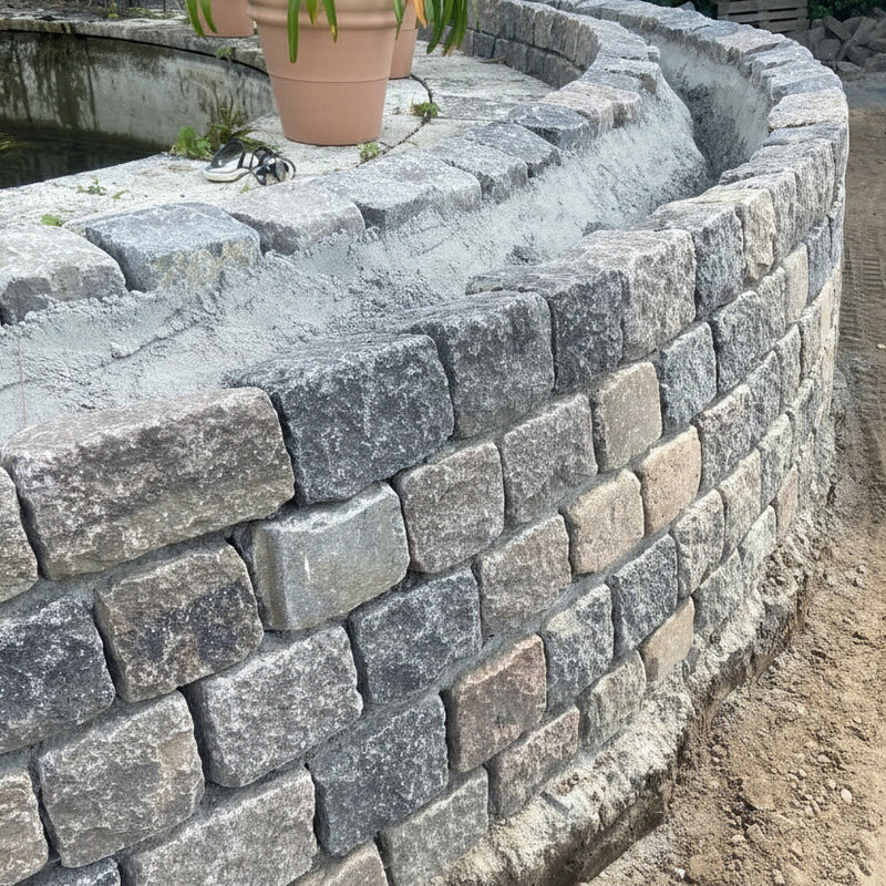 Nordisk_slidt brosten som mur i natursten granit closeup