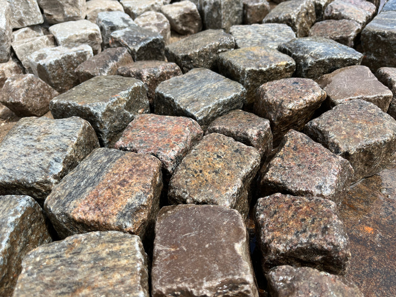 Nordisk_slidt_granit_chaussesten i bue