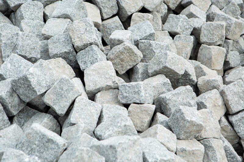 Portugisisk_Lys_Chaussesten granit natursten i bunke