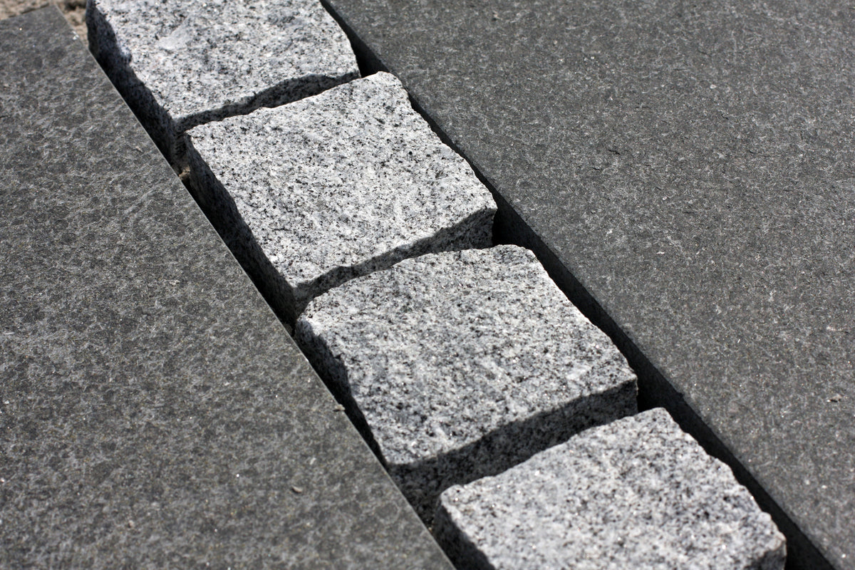 Portugisisk_Lys_Chaussesten med naturbasalt granit natursten