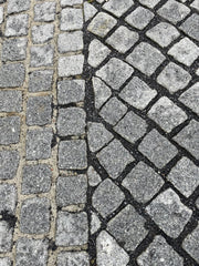 Portugisisk_mørk_Chaussesten granit natursten closeup