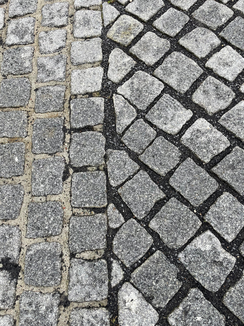 Portugisisk_mørk_Chaussesten granit natursten closeup