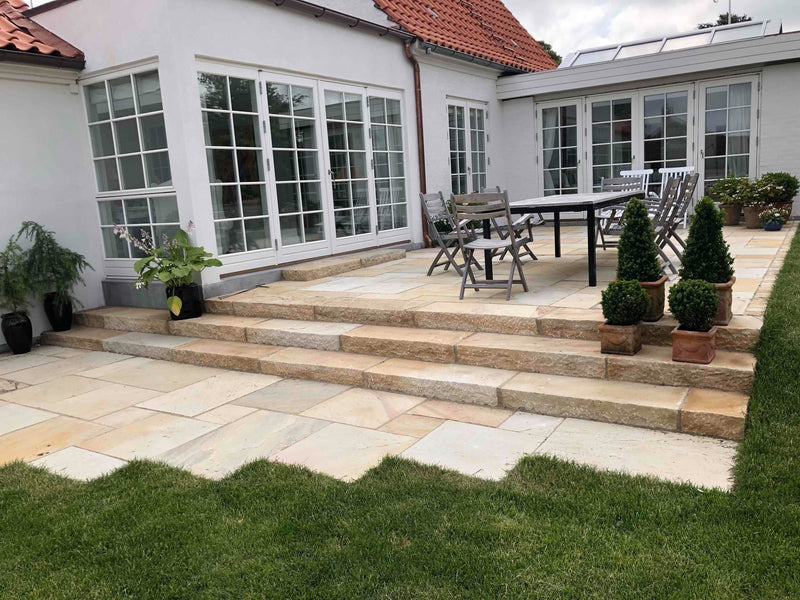 Sahara_Sandsten_Trin trappeforløb og terrasse i natursten